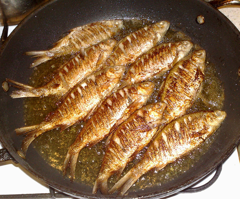 Рыба (форель, барабулька, кефаль, карп и пр.), жаренная на сковороде