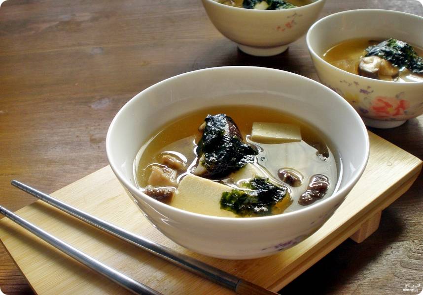 Томатный суп с тофу и шиитаке 