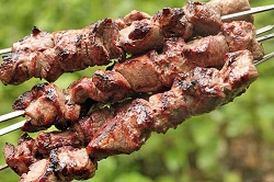 Фридантос - подсоленные и подперченные кусочки свинины на шампурах