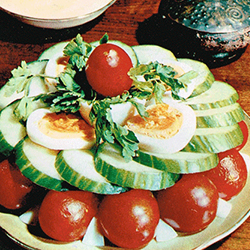 Салат из овощей с яйцами