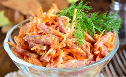 Салат из моркови с чесноком и колбасой