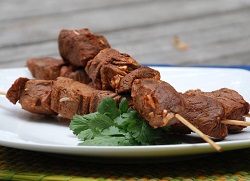 Антикучо — приготовленное на шампуре маринованное мясо, со специями и отварным картофелем