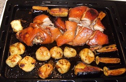 Лечин-аль-хорно — свиная грудинка, с картофелем и жареными бананами