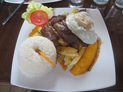 Ломо-ментадо — бифштекс, с рисом, яйцом и жареными бананами