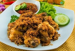  Серонденг-паданг - острое блюдо из мяса курицы