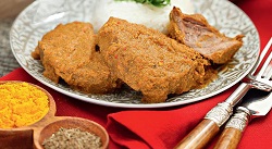 Ренданг - жаркое из говядины с орехами сатай шашлыки из говядины или мяса птицы