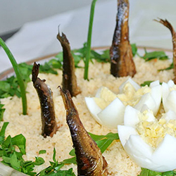 Рыбный салат со шпротами и яйцом