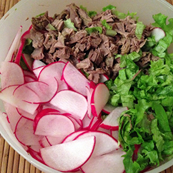 Салат с редисом и телятиной