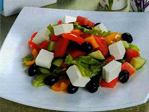 Салат с томатами и фетой по гречески