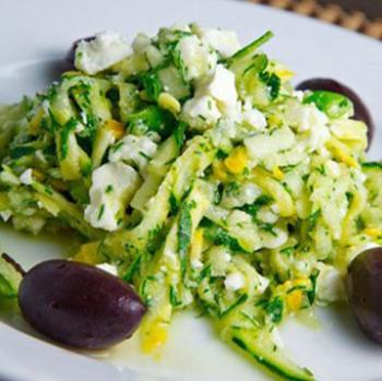 Салат с цукини, зеленью и фетой по‑гречески