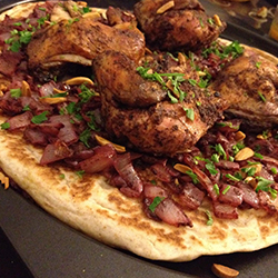Мусаххан – жареное мясо цыпленка с луковым соусом и лепешками