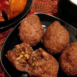 Киббе – рубленое на мелкие кусочки мясо с добавление орехов, изюма и специй