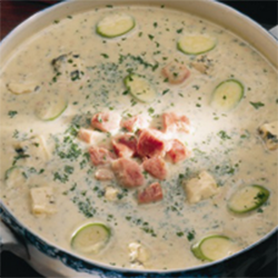 Суп с беконом, кабачками и домашним сыром