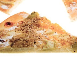Пицца с грушей, луком, орехами и двумя видами сыра