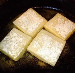 Жареный сыр пекорино с чесноком и медом
