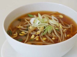 кхоннамульгук - острый суп из пророщенной сои