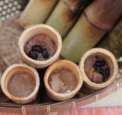 Khao Lam (Као Лам) - запеченный в плотных бамбуковых палках сладкий рис с красными бобами, кокосами и кокосовым молоком