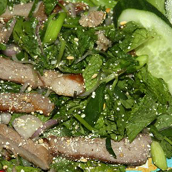 Nam Tok (Нам Ток) — салат с большими кусками жареного мяса