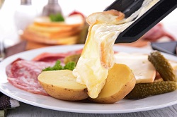  поджаренный сыр с маринованными огурчиками и картофелем в мундире - раклетт