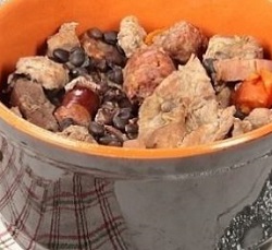 фейжоадос (тушеное блюдо из бобов, свинины, картофеля, капусты и пряных колбасок)