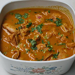 чалакилис (суп из мяса птицы с луком, гвоздикой, рисом и кокосовым молоком)