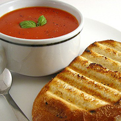 Томатный суп с беконом и чесночными гренками