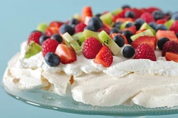 pavlova (десерт в виде торта из взбитых сливок, безе и различных фруктов)