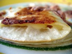 Quesillo (кесийо) — кукурузная лепешка тортилья с местным сыром