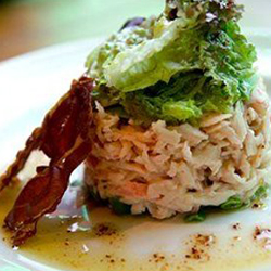 Салат из авокадо и крабового мяса под кедровым соусом с гренкой из хамона