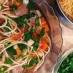Вьетнамский суп с говядиной, лапшой и морковью