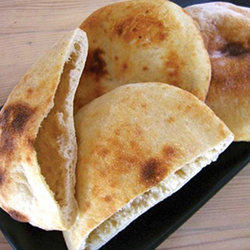 Пату или Пате – хлеб похожий на лаваш, в который заворачивают мясо с пряностями, морепродукты