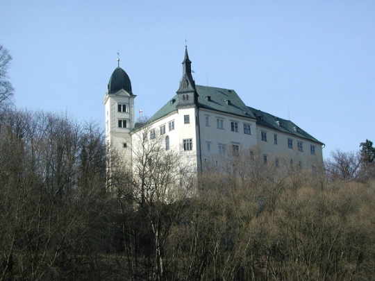 Замок Груби-Рогозец