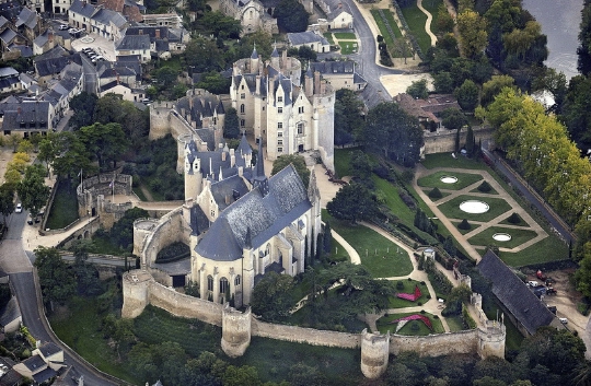 Замок Монтрёй-Белле
