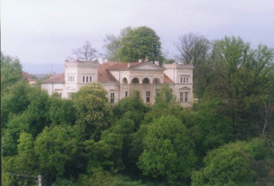 Замок в Опатовой